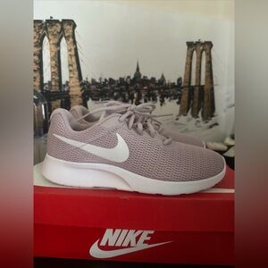 NEW!! Nike Women’s Tanjun - Particle Rose Size 8